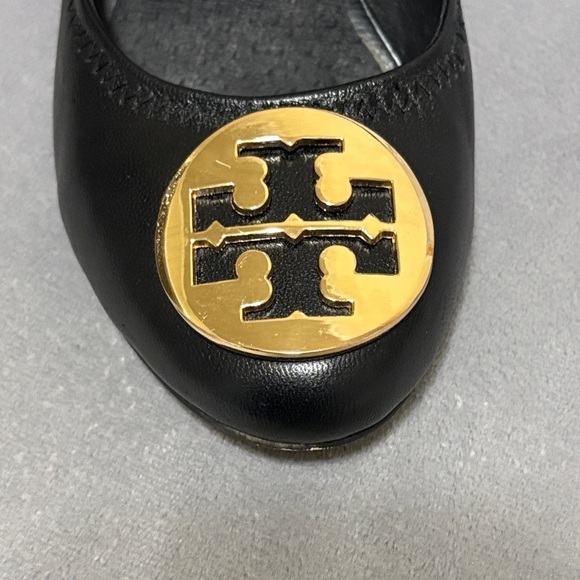 🔥🔥🔥Tory Burch Black and Gold Flats Iconic Design Size: 7.5US/ 38 EU🔥🔥🔥 - Picture 2 of 9